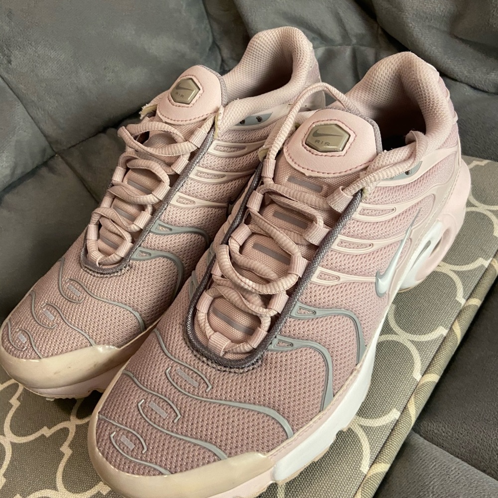 Nike Air Max Plus GS ‘Barely Rose’ (sz 6Y) - Picture 4 of 15
